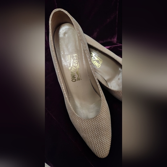 Ferragamo Cream Pumps Size 12 with some small spots (see photo) - Picture 3 of 8